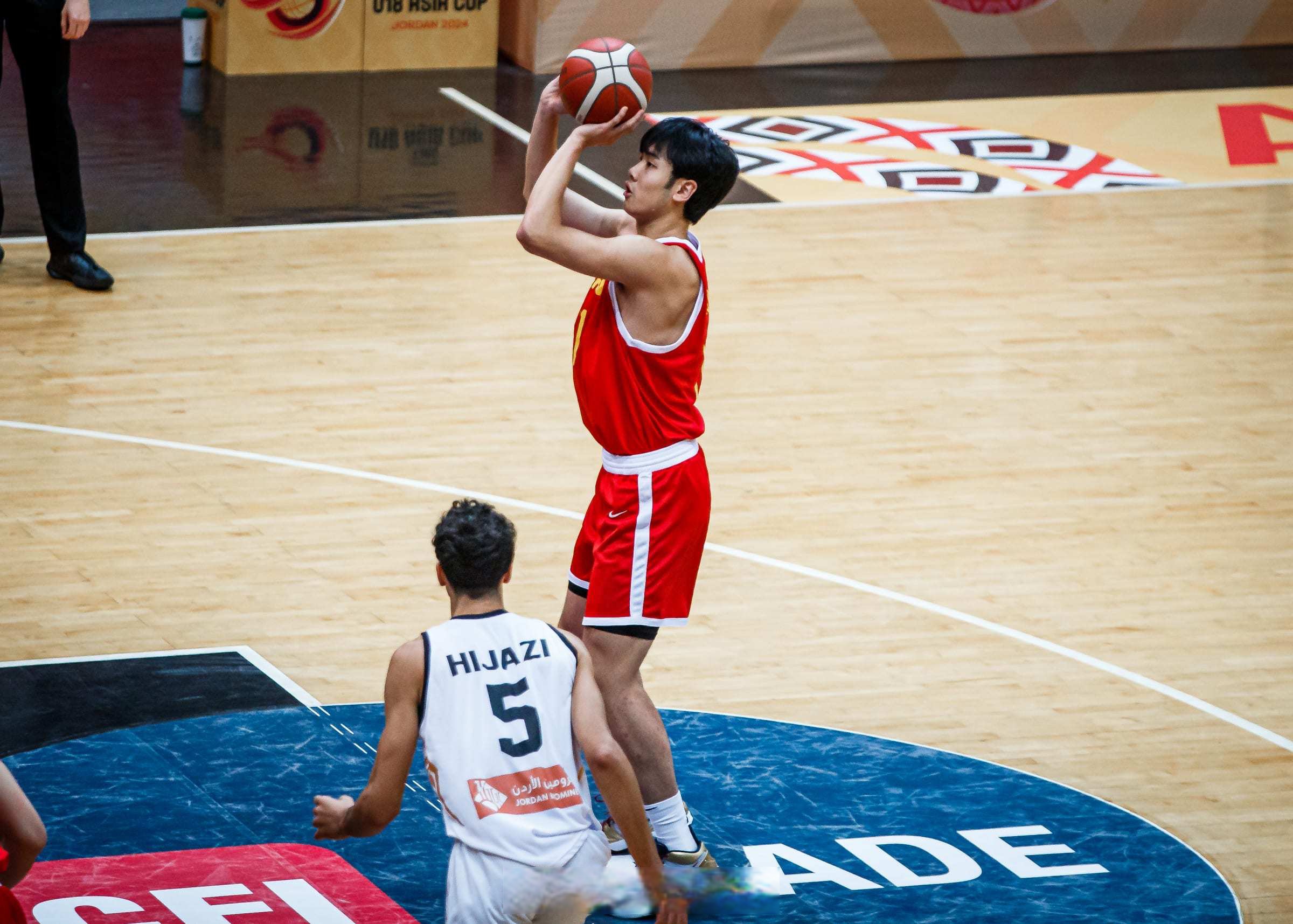 清晨阿斯顿维拉备战CBA季后赛，官宣签约细节曝光，压力陡增，心理建设被强调