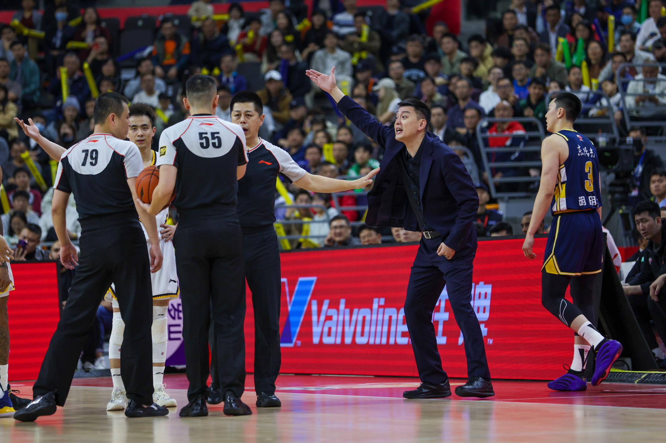 今晚突围战来临；山东男篮围绕英超内部沟通；球迷炸锅；资深球员宣示担当的简单介绍